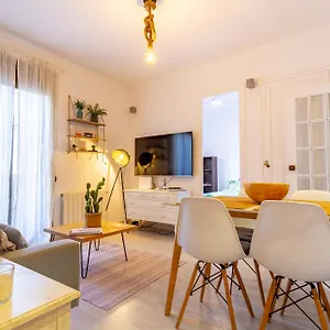  Apartamento Cosy Apartment. 10min Walk To The & Train